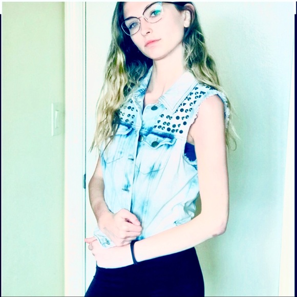SOLD🚫✨Rare rockin’ 🎸distressed stud jean vest - Picture 5 of 6